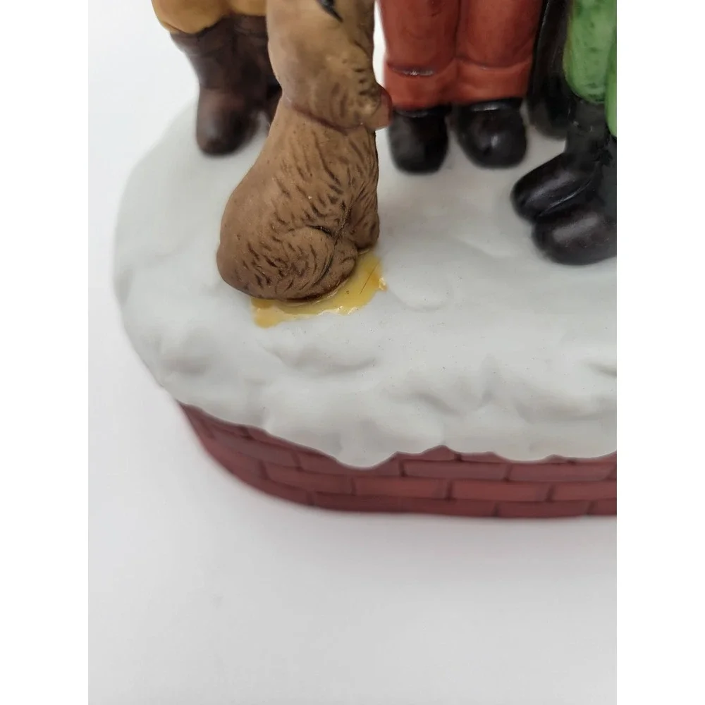 VTG House of Lloyd Carolers lighted music box plays Hark the herald angels‎ sing